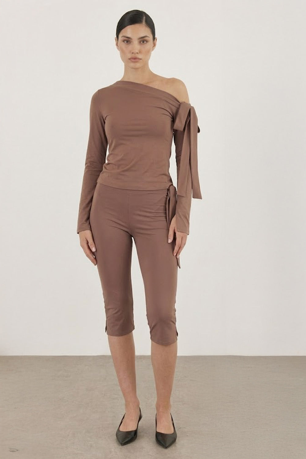 ASYMMETRIC LONG-SLEEVE TOP - BROWN