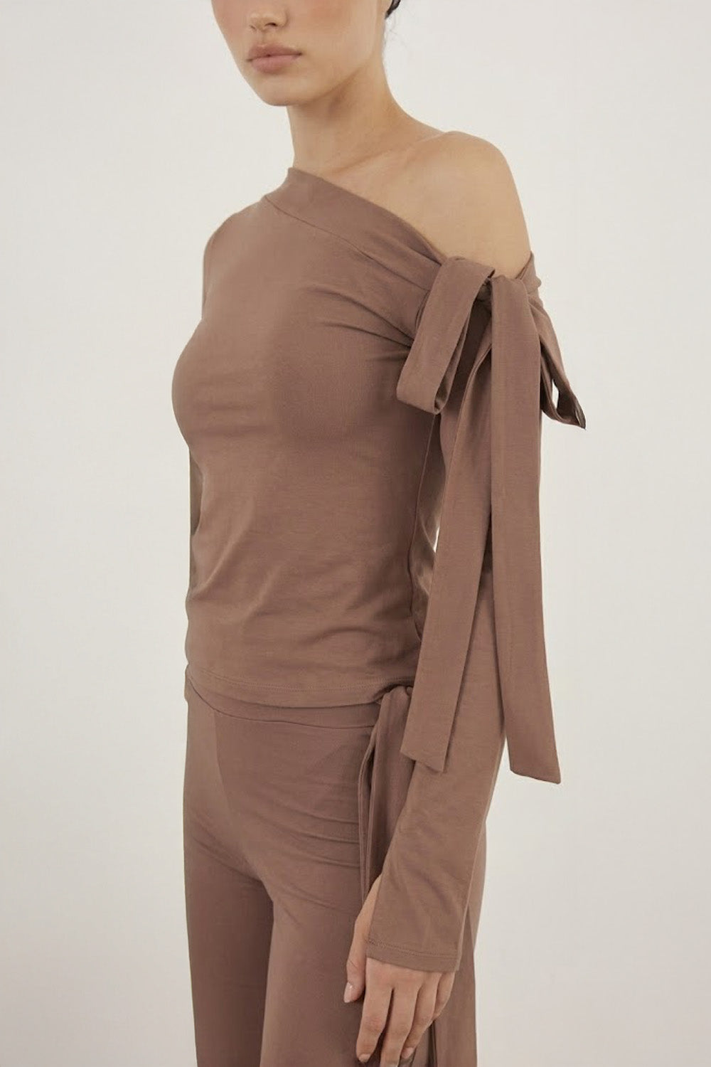 ASYMMETRIC LONG-SLEEVE TOP - BROWN