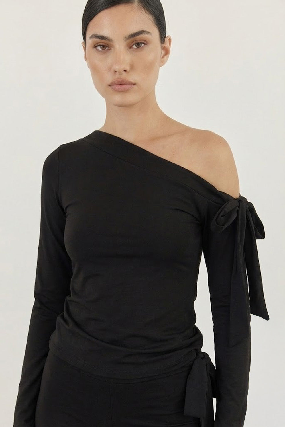 ASYMMETRIC LONG-SLEEVE TOP - BLACK